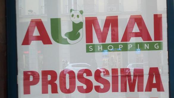 Un cartello era già apparso sulla vetrina ma improvvisamente è stato rimosso