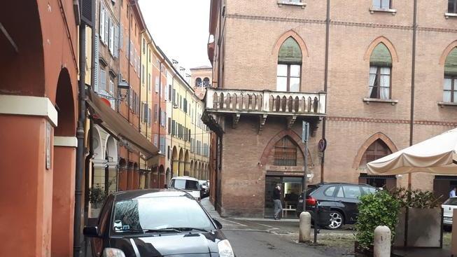 Ubriaco spacca auto e sferra pugni: preso