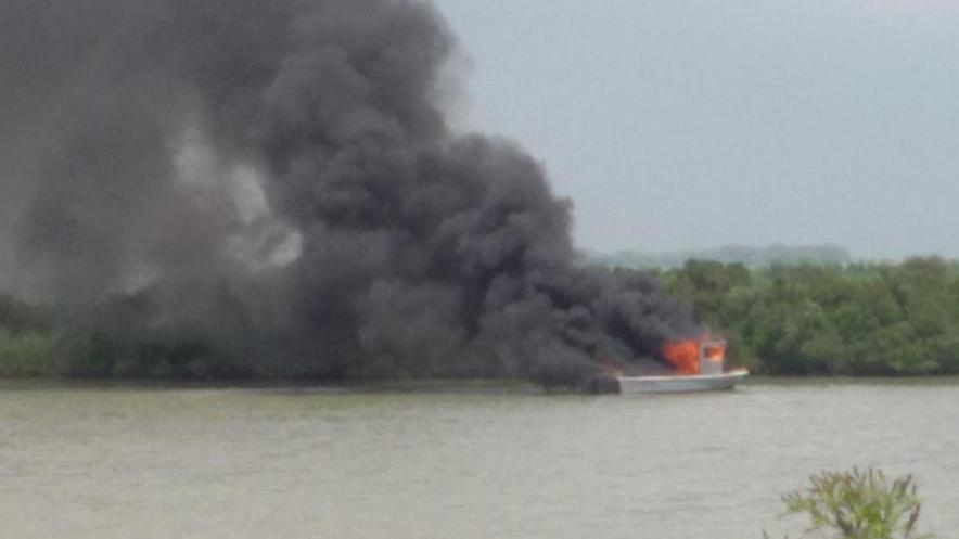 Peschereccio a fuoco al largo del Po di Gorino