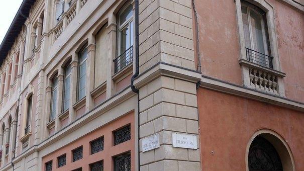Il gruppo antigraffiti oggi al lavoro sui muri del Chierici