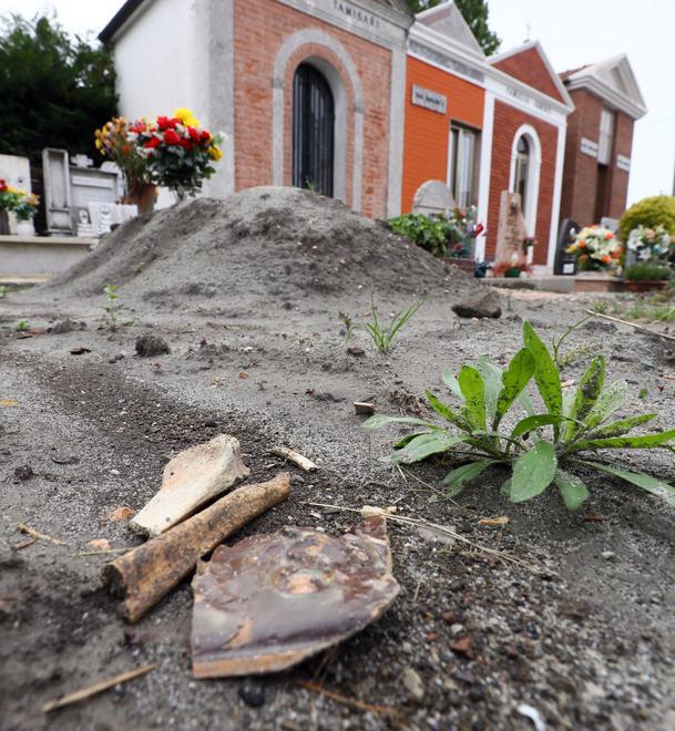 Corlo, riaffiorano ossa al cimitero 