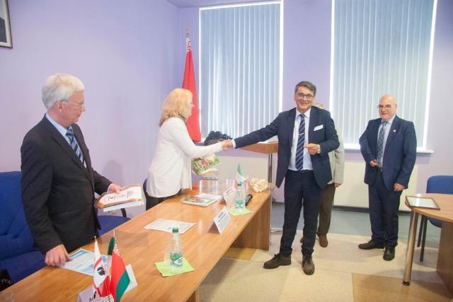 Roberto Pili riceve il premio da Elena Makeyeva responsabile dell'Institute of Genetics & Citology 