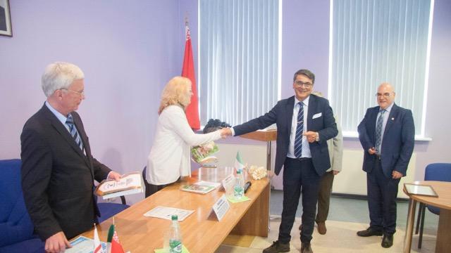 Roberto Pili riceve il premio da Elena Makeyeva responsabile dell'Institute of Genetics & Citology 