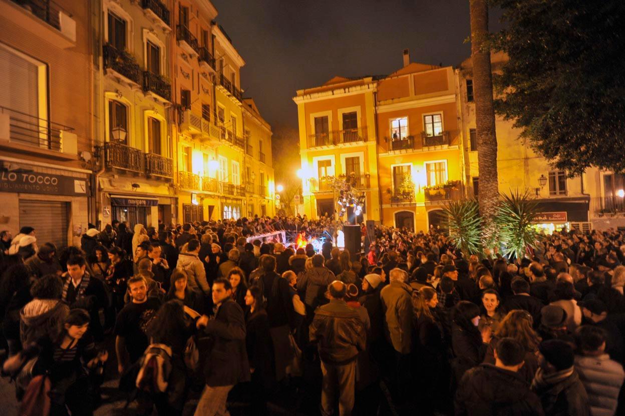 Movida a Cagliari, nuove restrizioni: vietata la vendita di alcolici da asporto