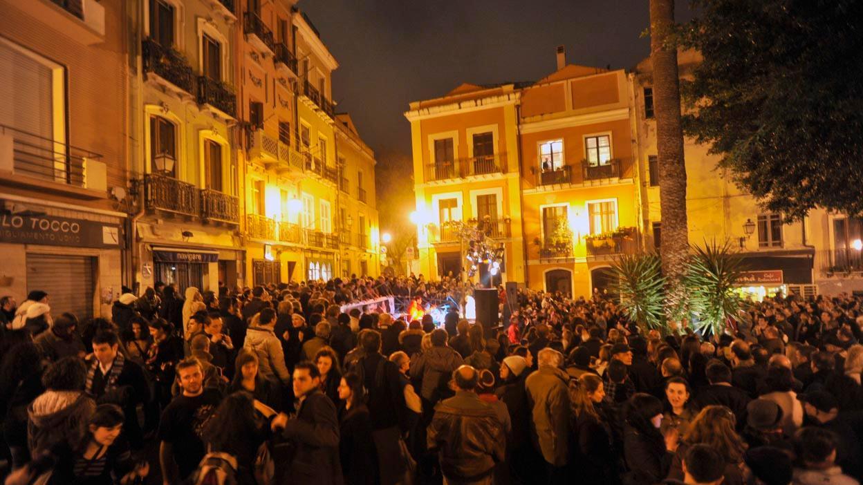 Movida a Cagliari, nuove restrizioni: vietata la vendita di alcolici da asporto