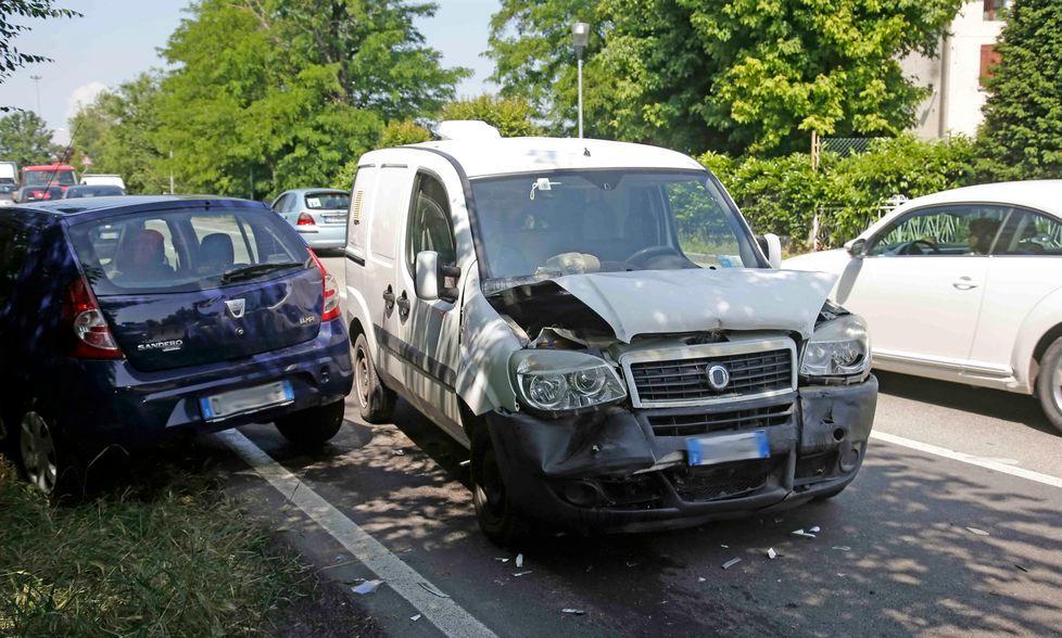 Reggio Emilia, violento frontale in via Teggi: due feriti di cui uno grave 