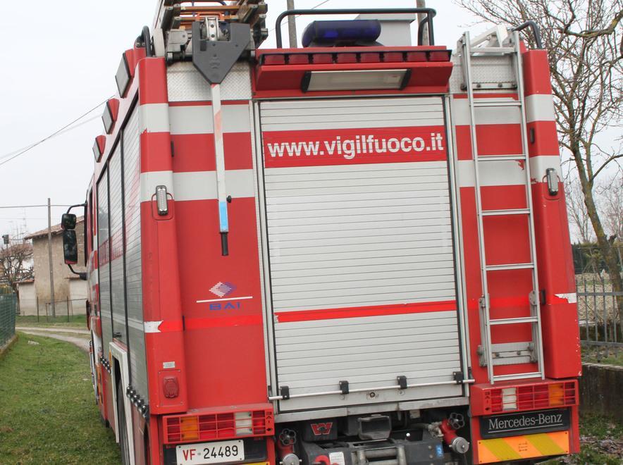 Rio Saliceto, bimbo chiuso in auto salvato dai vigili del fuoco 