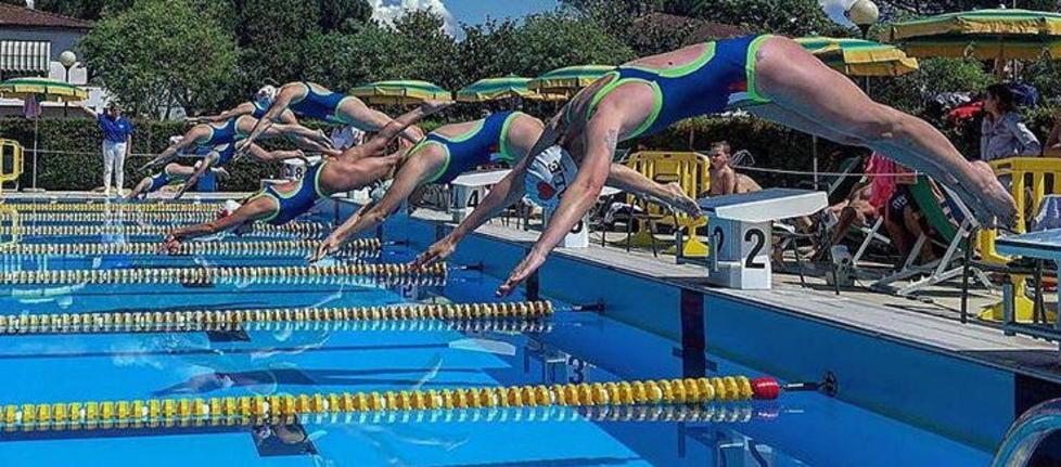 Tutti in vasca all’aperto per ricordare Valentina 