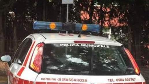 Con l’auto nel posto dei disabili Il vigile: «Era un’emergenza»