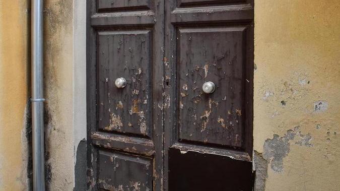 Entrano nella scuola e portano via i pc