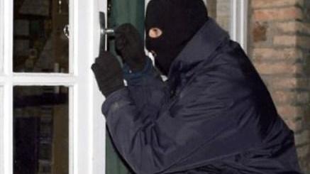 Va al pronto soccorso, i ladri le svaligiano casa