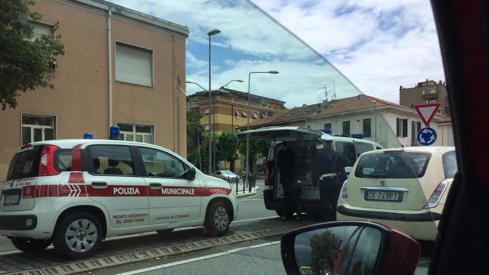 È morto il 74enne investito a Avenza