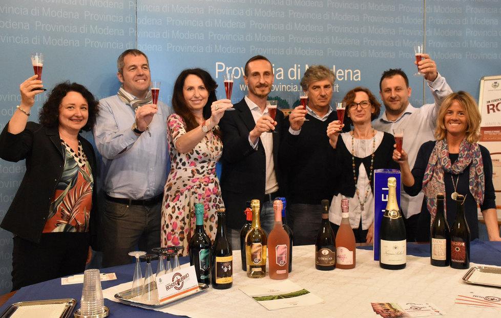 In alto i calici con “Rosso Rubino” 