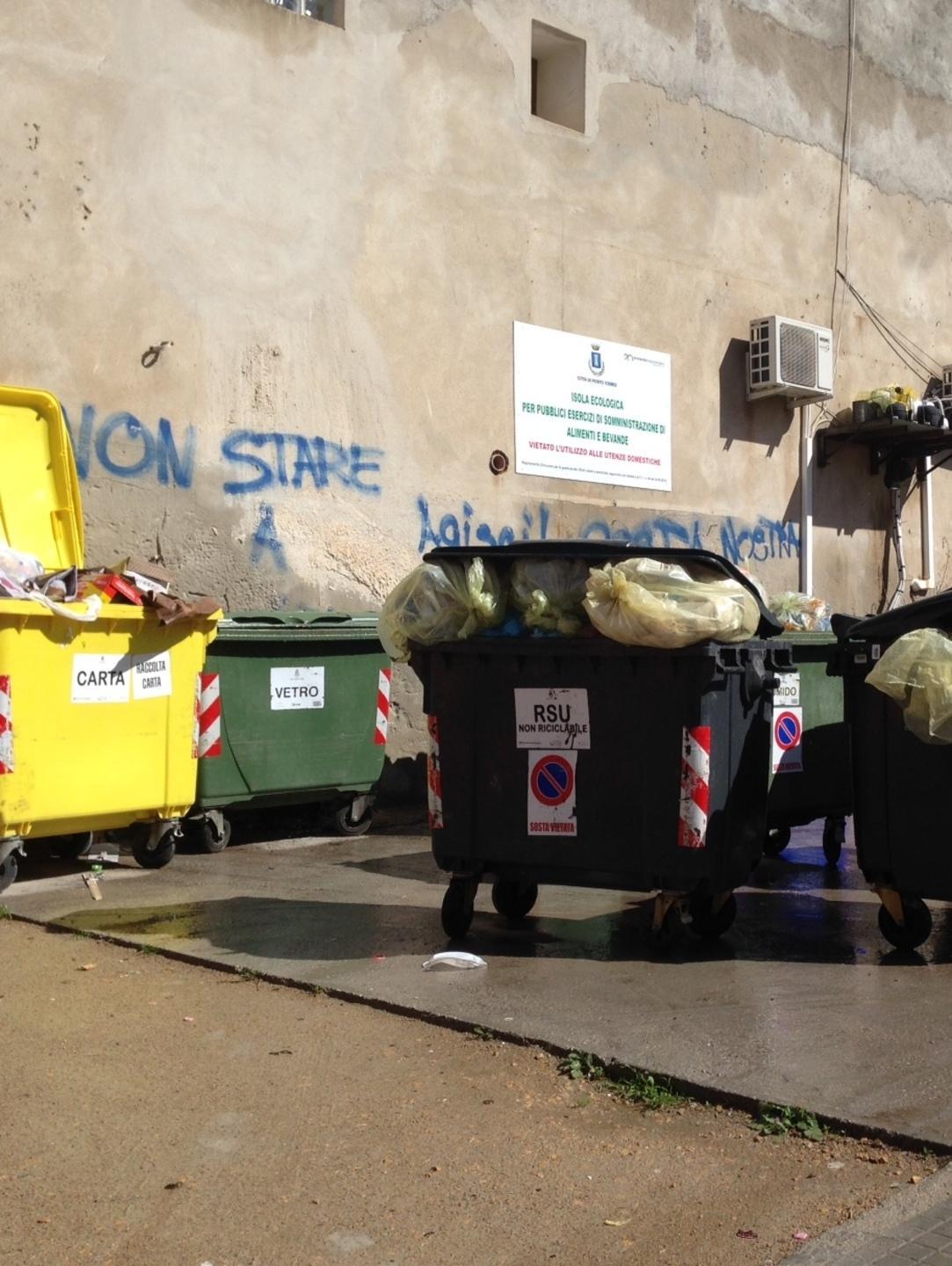 Rimossi i rifiuti dalle isole ecologiche 