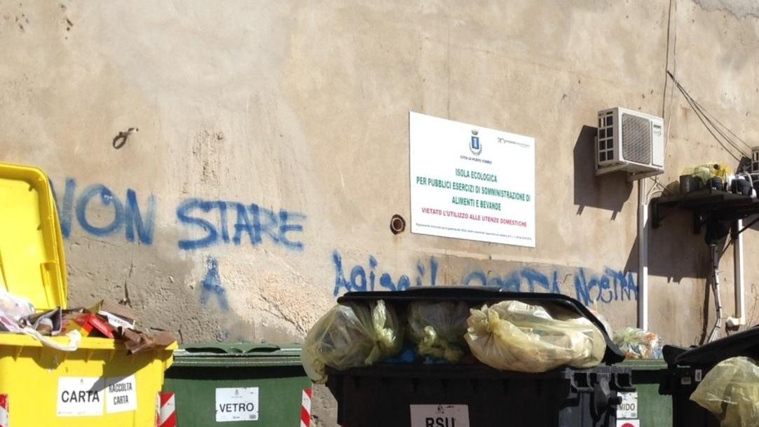 Rimossi i rifiuti dalle isole ecologiche