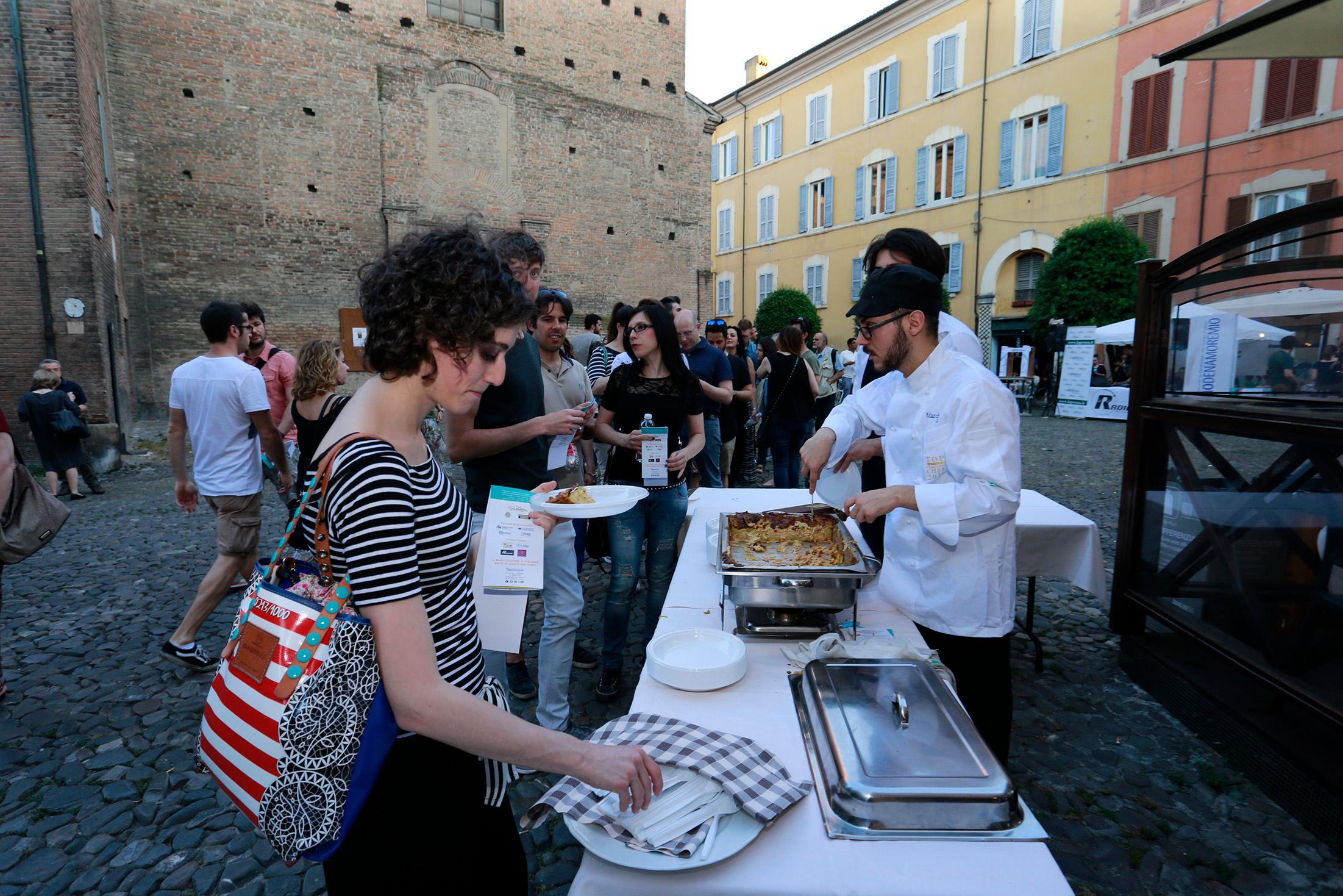 Stuzzicagente a Modena, la maratona del gusto in centro 
