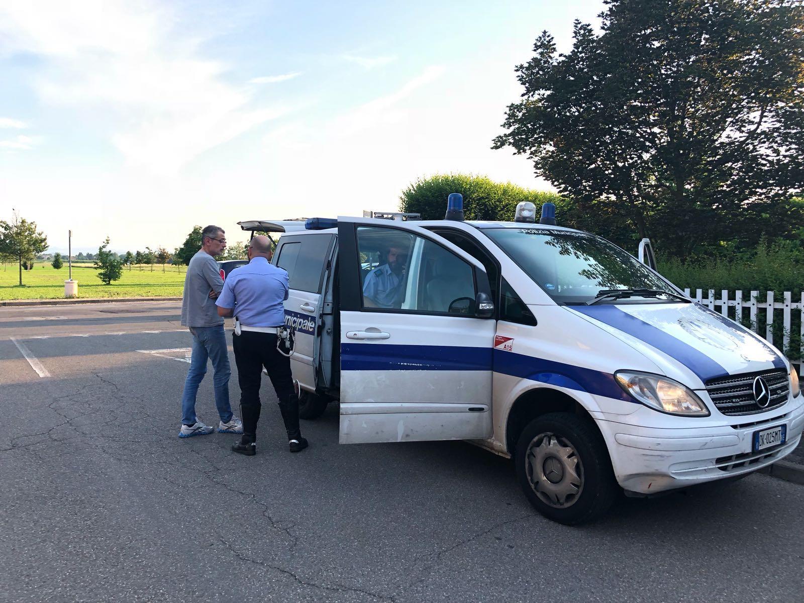 La polizia muncipla in via Ungheria a Reggio Emilia dove sono state investite due ragazzine in bicicletta