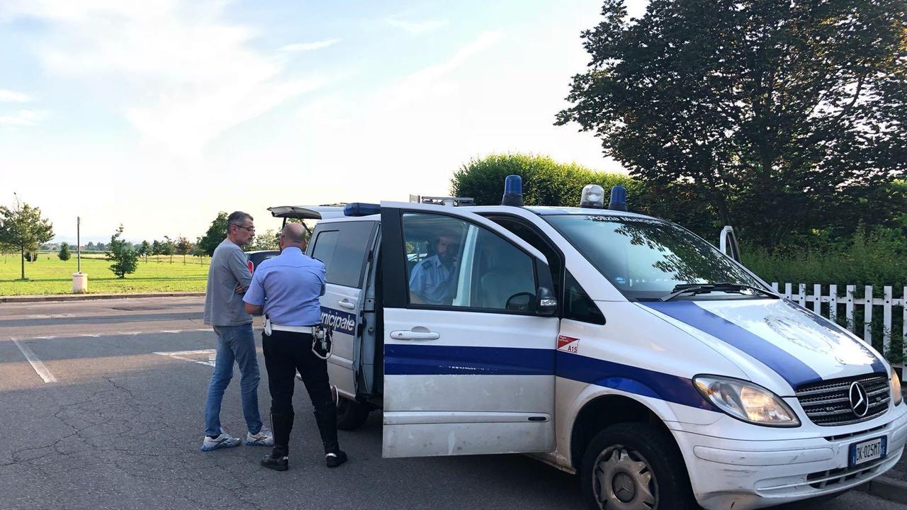 La polizia muncipla in via Ungheria a Reggio Emilia dove sono state investite due ragazzine in bicicletta
