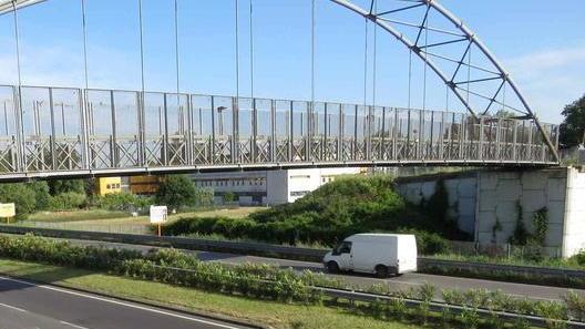 Tira sassi dal ponte contro le auto in sosta