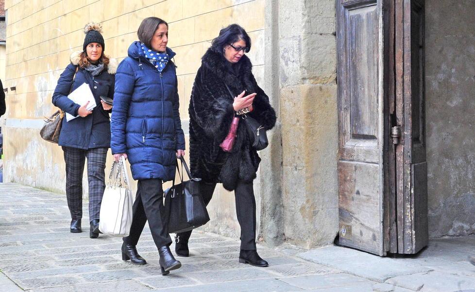 Bogdana Marinova Vesselinova (sulla destra) entra in tribunale con la sua avvocata (foto Gori)