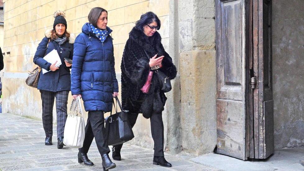 Bogdana Marinova Vesselinova (sulla destra) entra in tribunale con la sua avvocata (foto Gori)