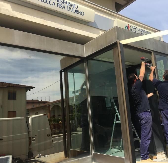 Ladri in fuga con una piccola cassaforte della banca