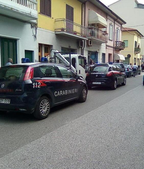 Lite in famiglia arrivano militari e ambulanza