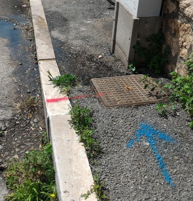 Sversamento maleodorante dal tombino, protesta a Neghelli