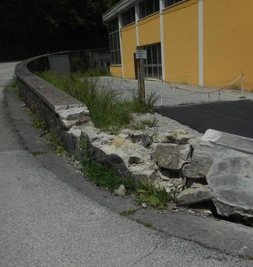 Sarà rifatto il muro dietro la scuola Trenta non appena sarà deciso il risarcimento 