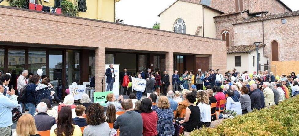 Fra canti, risa e lacrime rinasce la “Pecora Nera” 