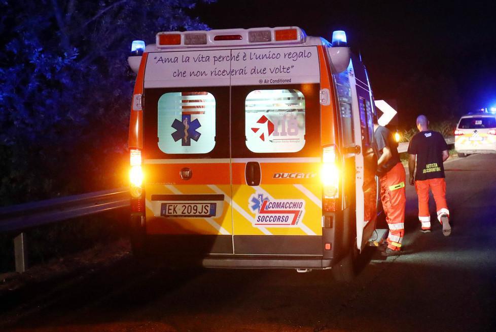 Investe una lepre di notte Scende dall’auto e cade: grave 