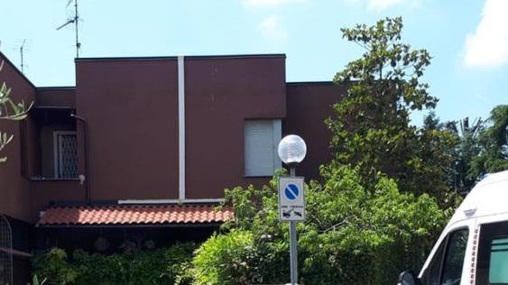 Fa un lavoretto e precipita dalla tettoia 51enne ferito ad una gamba e al polso