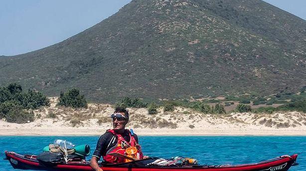 Sassari, a 71 anni con la canoa tenta di fare il periplo dell’isola in 15 giorni 