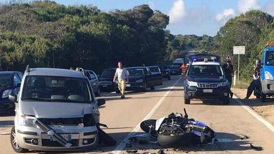 Si scontra in moto, muore in ambulanza