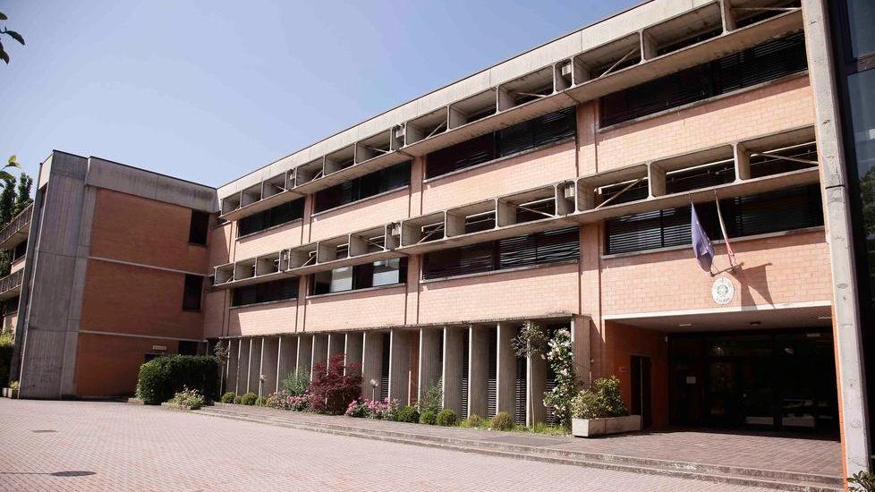 Ladri e sangue dentro al liceo Moro, indaga la polizia