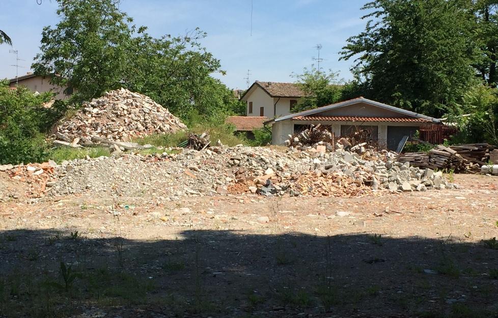 «Rischio crolli ed eternit per i detriti del cantiere» 