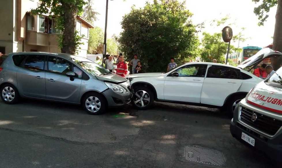 Incidente in via Adua vicino ai binari, traffico paralizzato