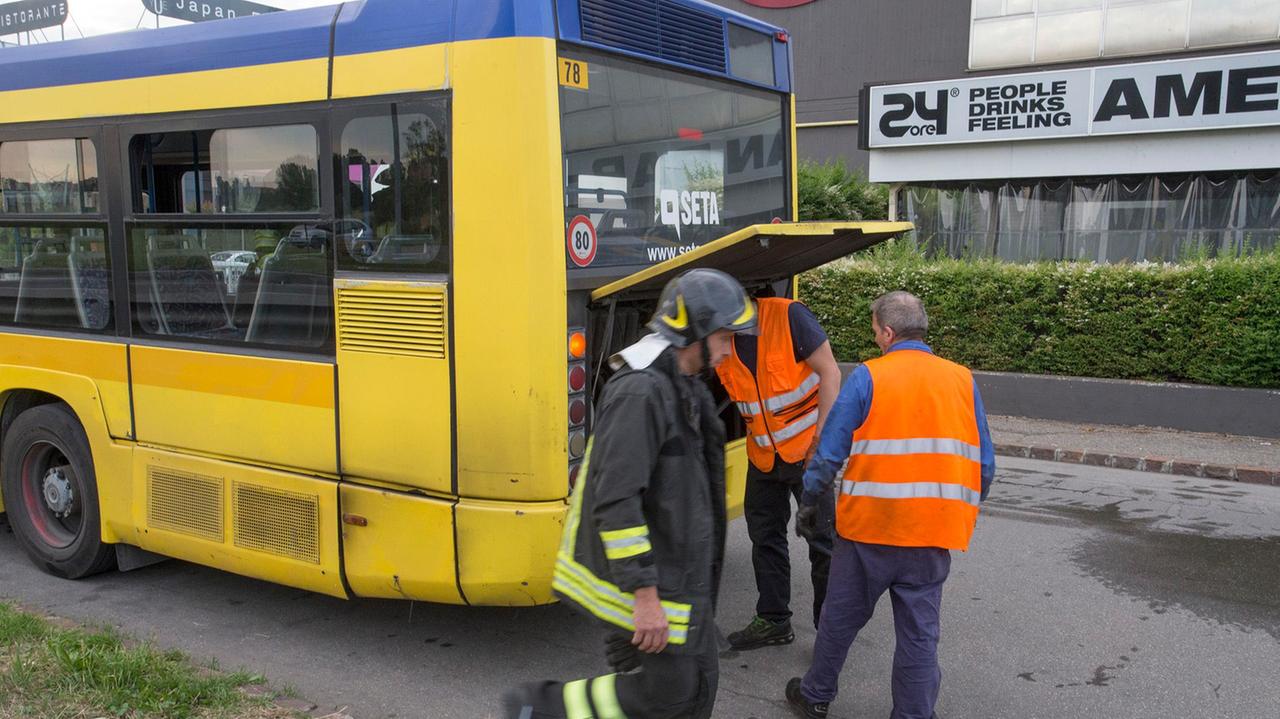 L'ultimo intervento di vigili del fuoco e tecnici su un bus di Seta