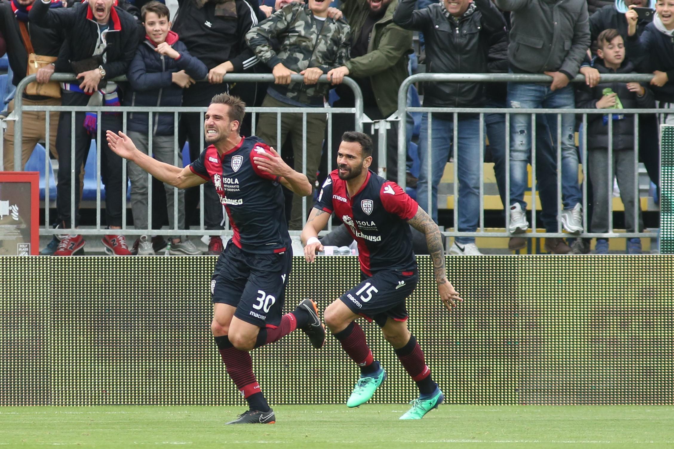 Pavoletti dopo il gol dell'1-1 all'Udinese.  Ceppitelli poi segnerà la rete del 2-1