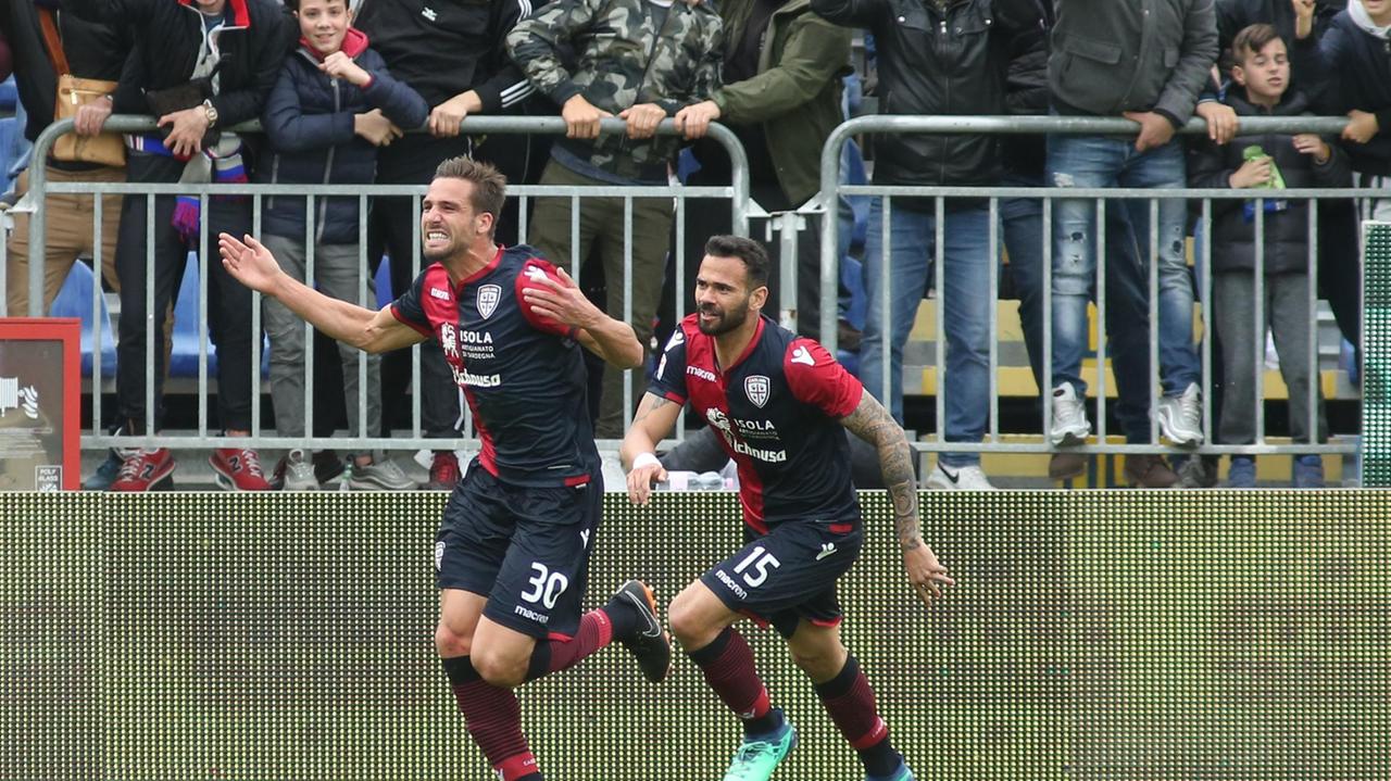 Pavoletti dopo il gol dell'1-1 all'Udinese.  Ceppitelli poi segnerà la rete del 2-1