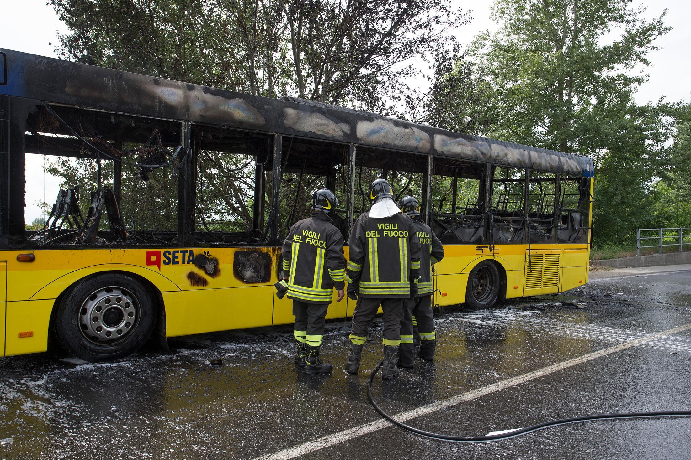 Uno degli autobus Seta che ha preso fuoco