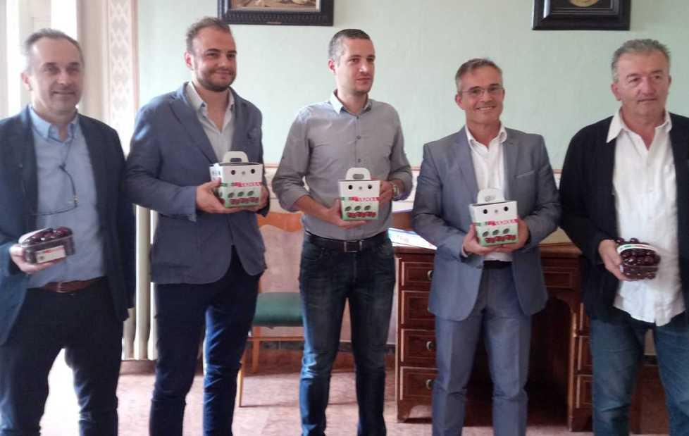 Vola anche una mongolfiera per la gran fiera delle ciliegie