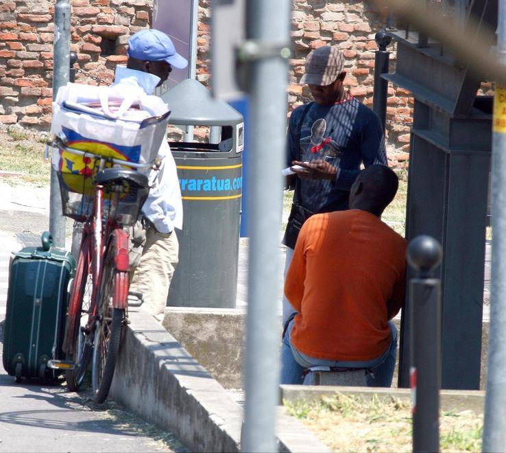 Il parcheggiatore abusivo aggredisce tre vigili urbani 