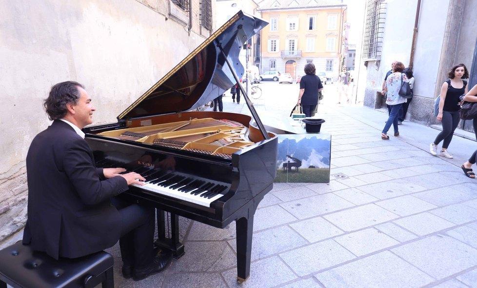 Il “Pianista fuori posto” ieri in città
