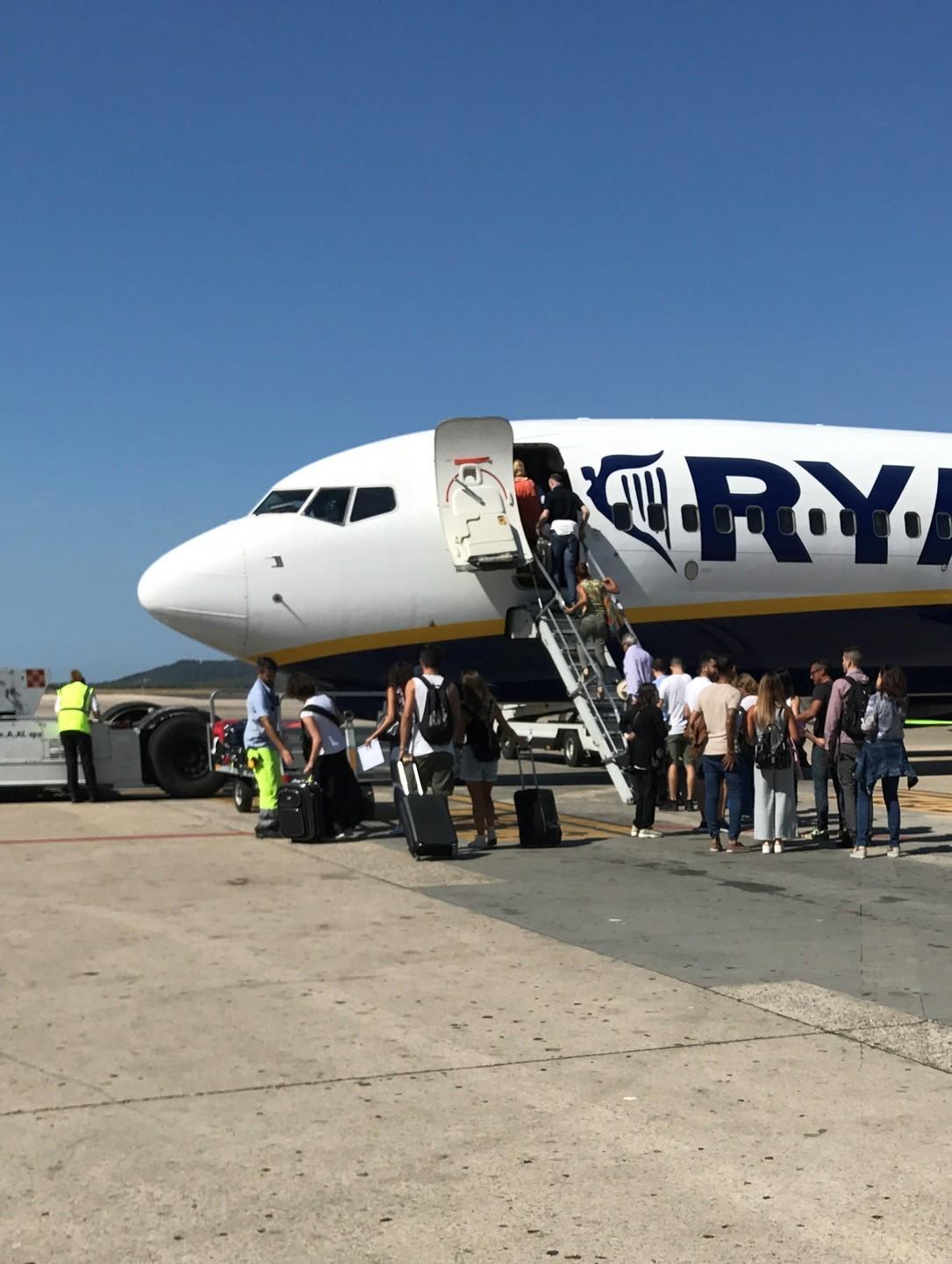 Alghero, ritardo di otto ore sul volo diretto a Bologna 