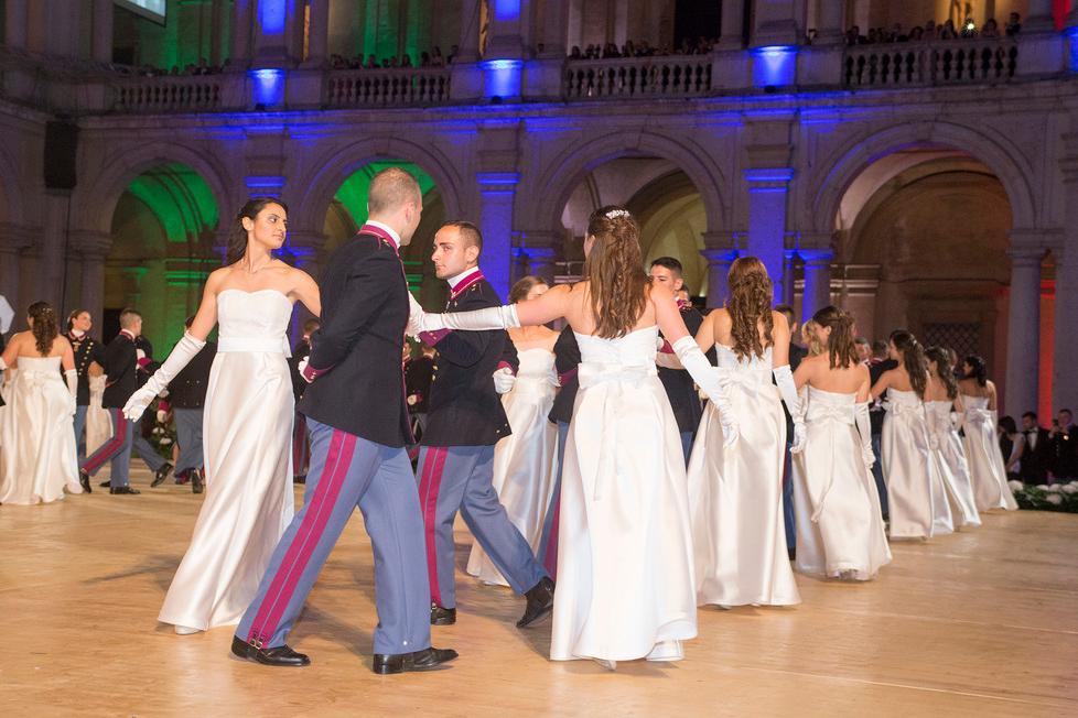Modena, il fascino del ballo delle debuttanti a Palazzo ducale Gazzetta