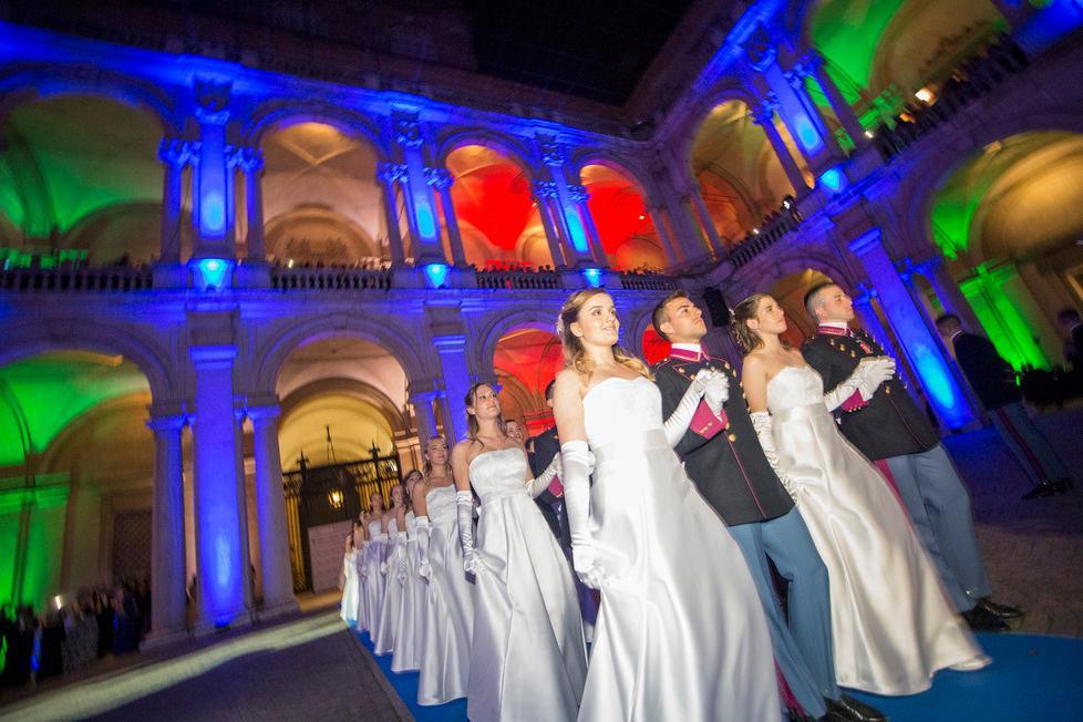 Album di una notte da favola per le debuttanti modenesi al gran ballo