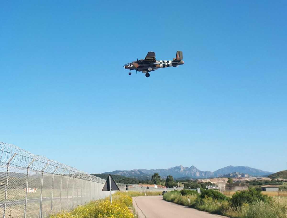 Un aereo da guerra B25 Mitchell nel set della serie di George Clooney