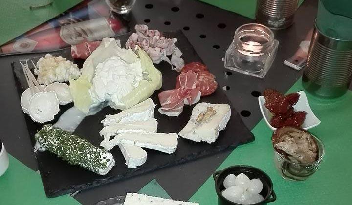 Sassari, ladri buongustai: razzia di formaggi e salumi al Cheesebar