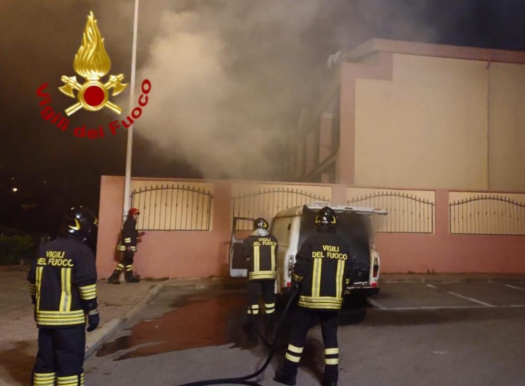 Cagliari, in fiamme un furgone e un'auto